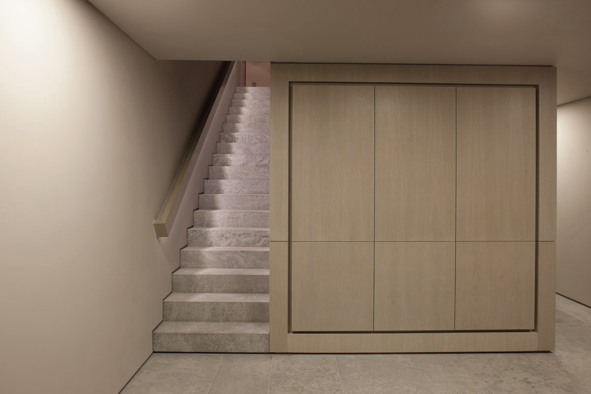 Residential Einbau Ankleide Holz gebürstet Treppe Naturstein