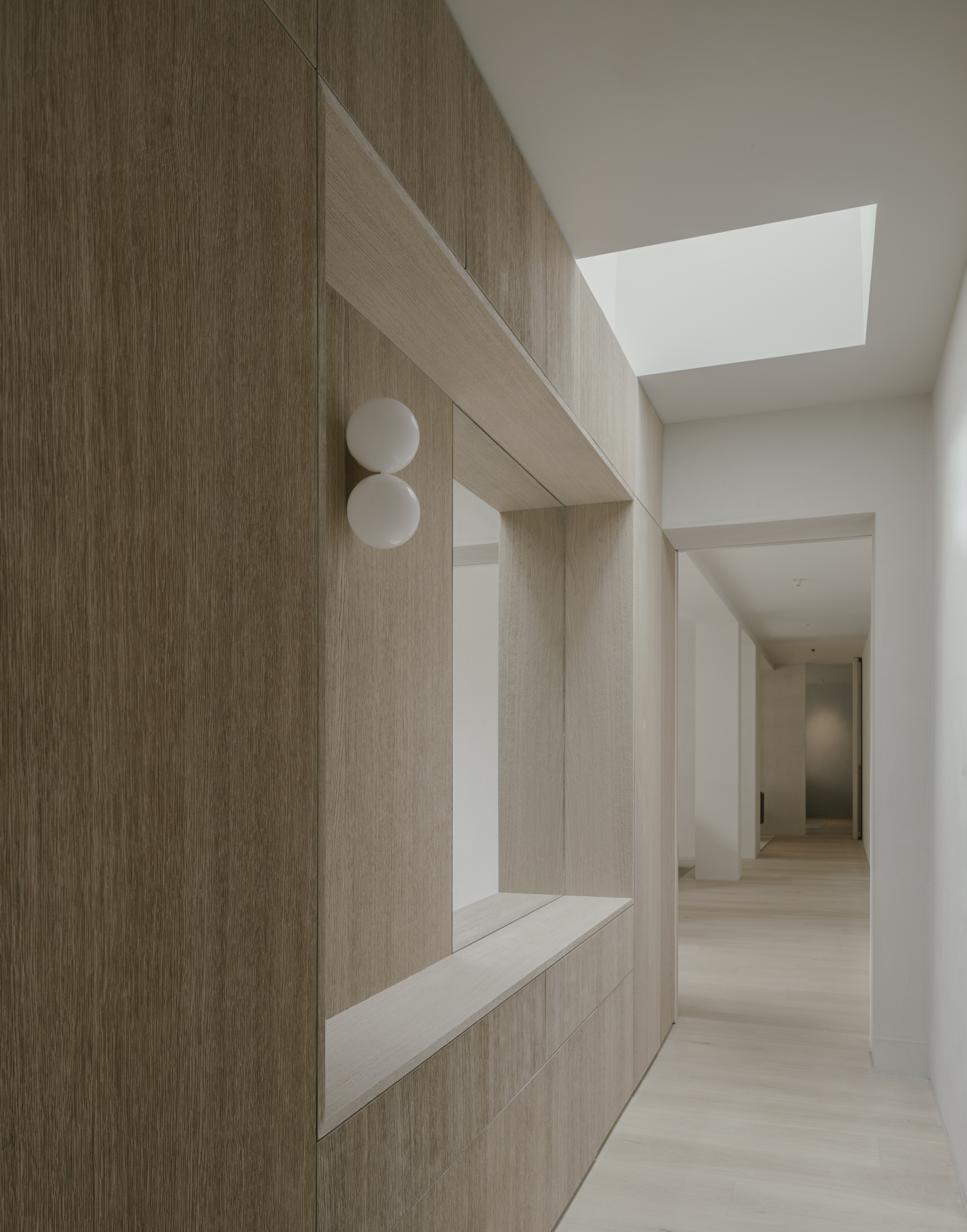 Eingangsbereich Einbauschrank Flur Michael Anastassiades Leuchte