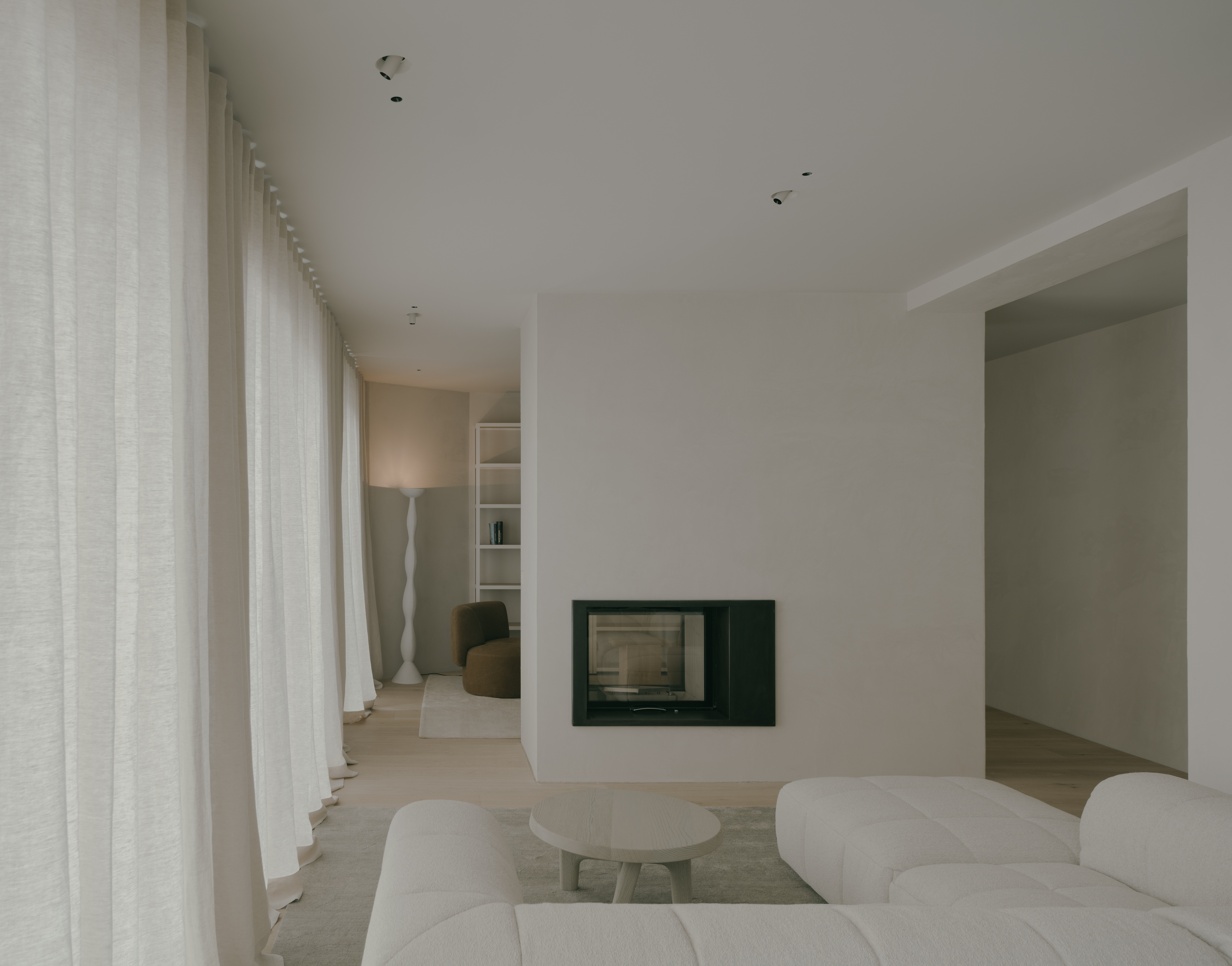 Arflex Sofa Kamin Christophe Delcourt Beistelltisch Leinenvorhang