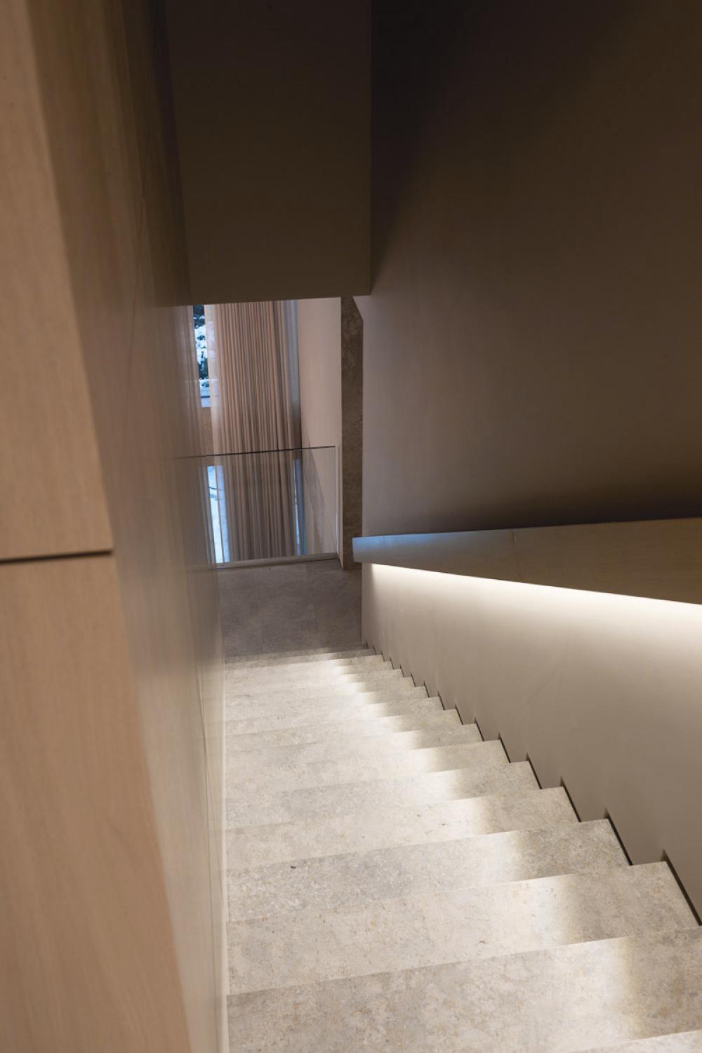 Residential Einbau Ankleide Holz gebürstet Treppe Naturstein