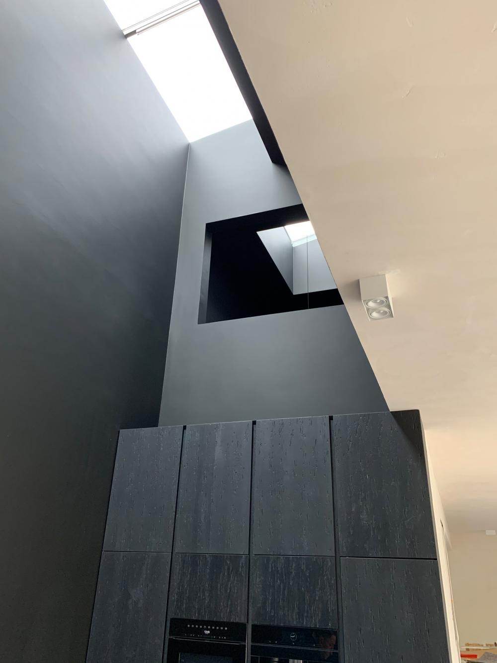 Küche Holz schwarz Fenster