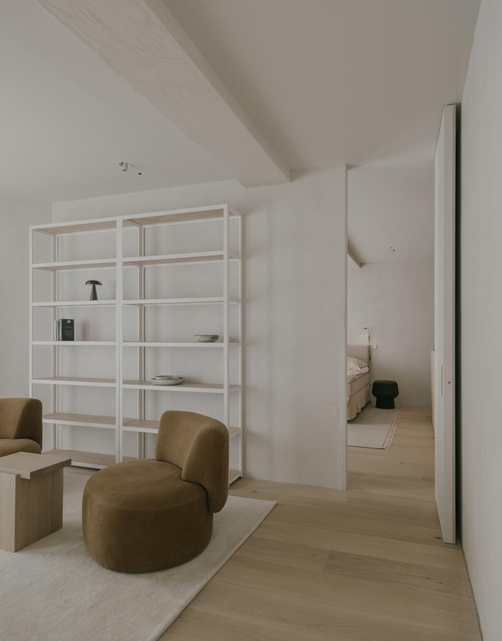 Van Rossum Regal Collection Particulaire Sessel Leinenbezug Reuber Henning Teppich